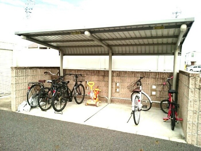 物件外観写真3　(駐輪場)