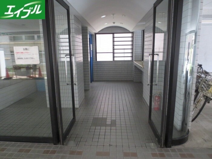 物件外観写真3　(エントランス部分)
