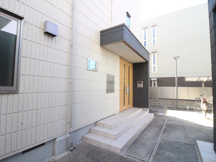 物件外観写真2　(エントランス部分)