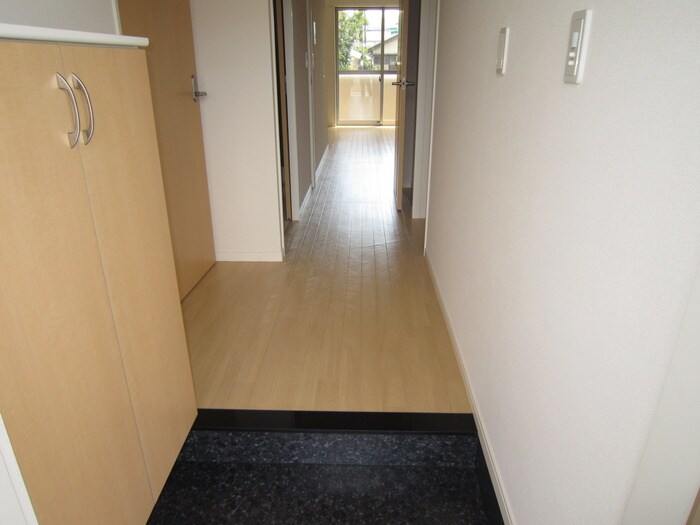 物件内観写真13　(玄関)