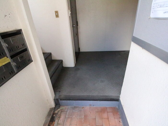 物件外観写真3　(エントランス部分)