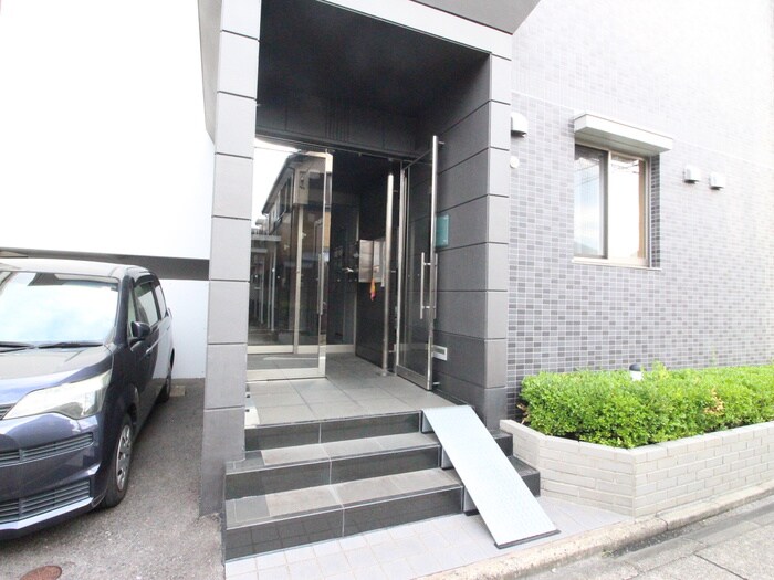 物件外観写真2　(エントランス部分)