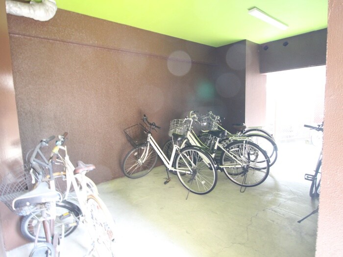 物件外観写真5　(駐輪場)