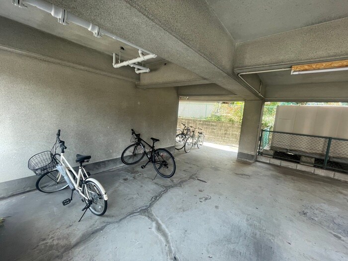 物件外観写真4　(駐輪場)
