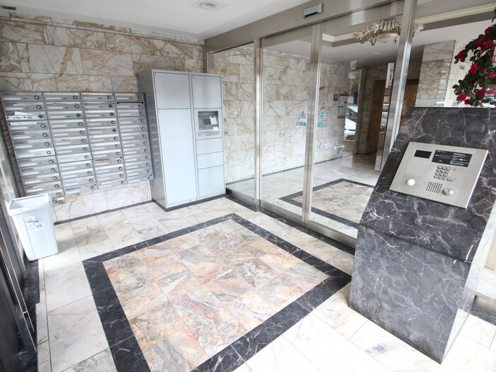 物件外観写真4　(エントランス部分)