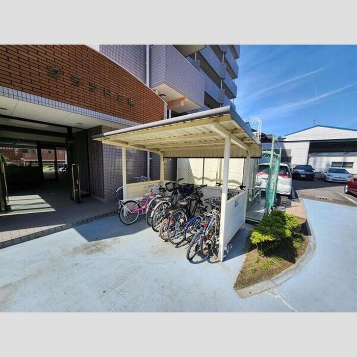 物件外観写真5　(駐輪場)
