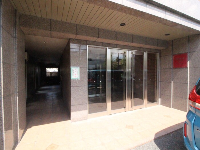物件外観写真4　(エントランス部分)