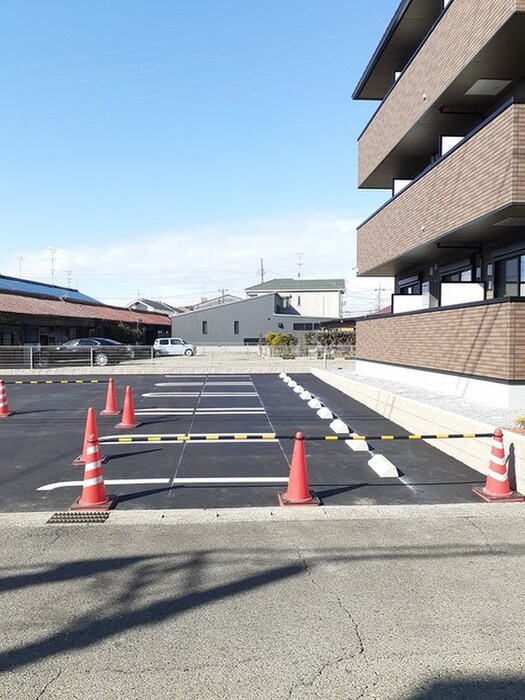 物件外観写真3　(駐車場)
