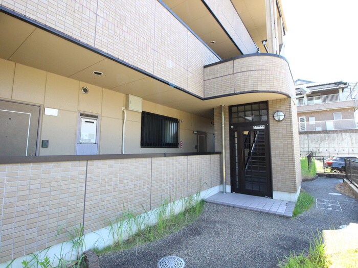 物件外観写真4　(エントランス部分)