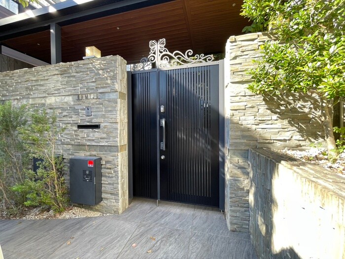 物件外観写真3　(エントランス部分)