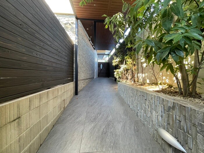 物件外観写真4　(エントランス部分)