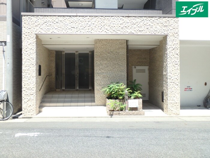 物件外観写真4　(エントランス部分)