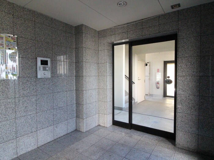 物件外観写真5　(エントランス部分)