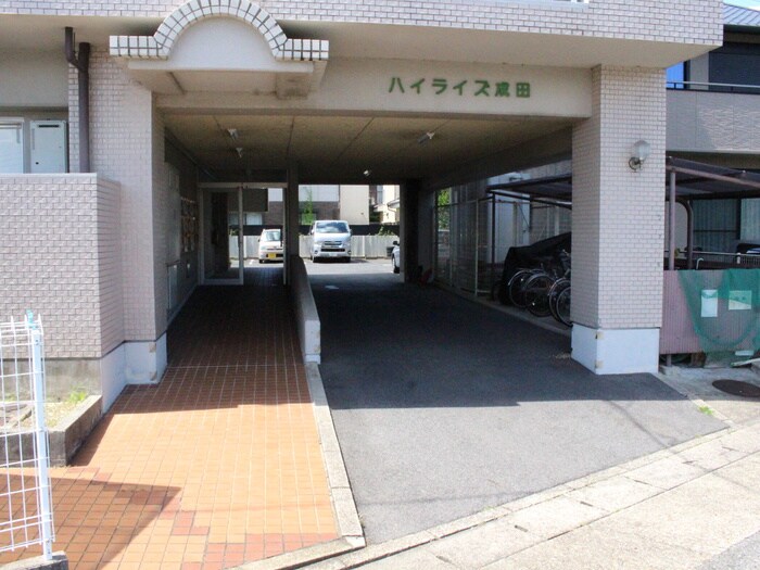 物件外観写真2　(エントランス部分)