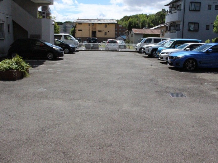 物件外観写真3　(駐車場)