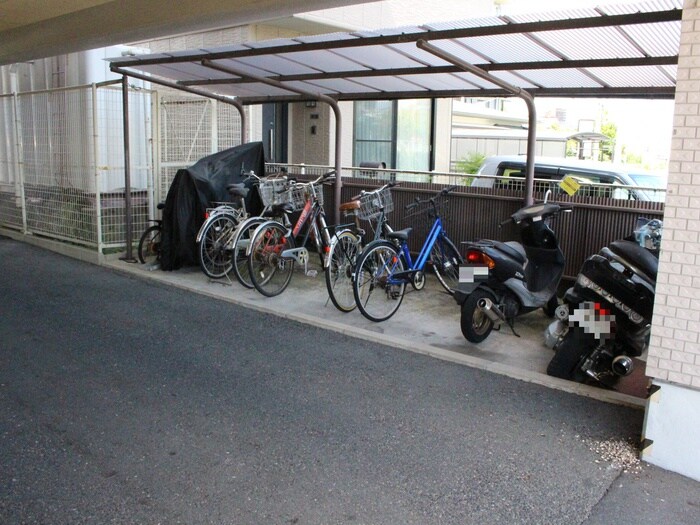 物件外観写真4　(駐輪場)