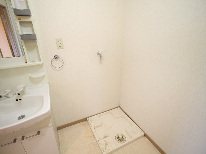 物件内観写真16　(洗濯機置場)