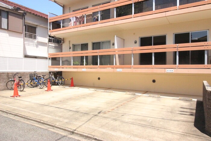 物件外観写真2　(駐車場)