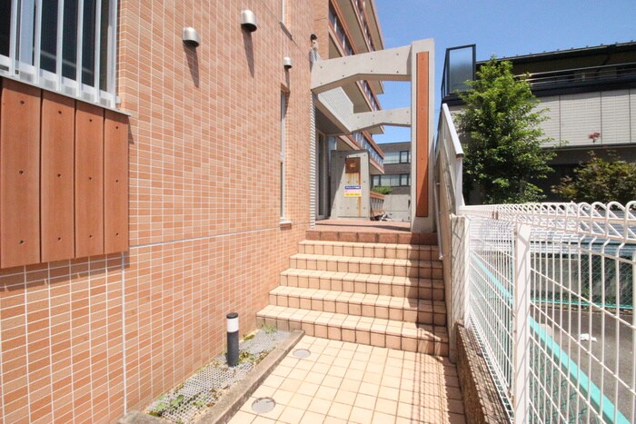 物件外観写真6　(エントランス部分)