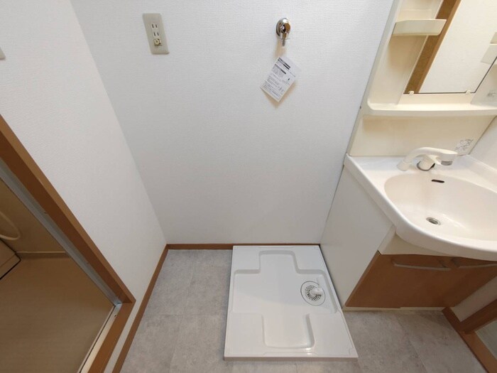 物件内観写真15　(洗濯機置場)