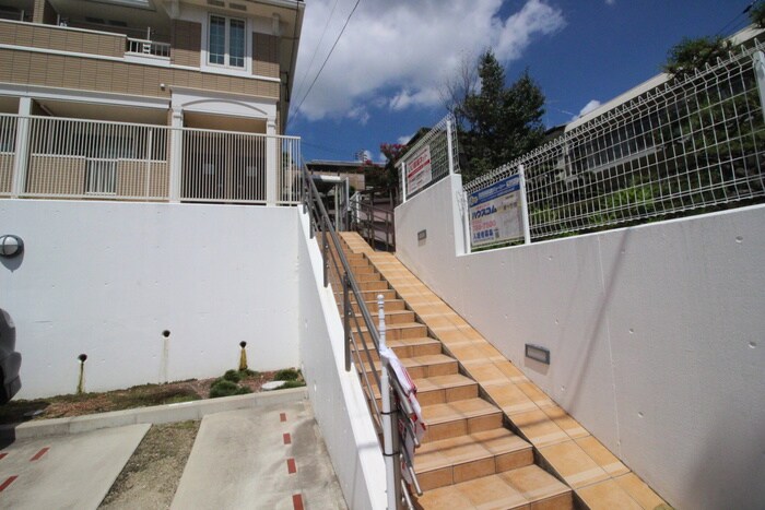 物件外観写真4　(エントランス部分)