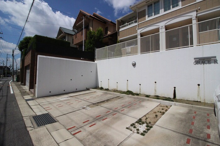 物件外観写真6　(駐車場)