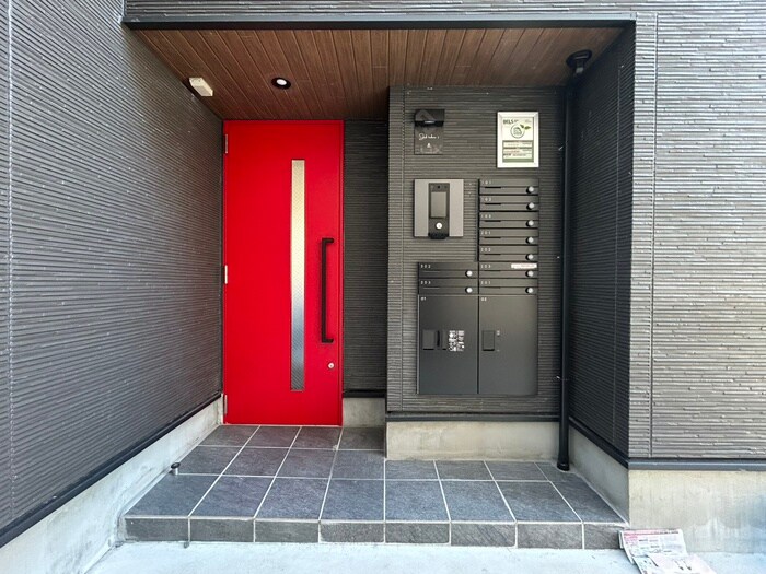 物件外観写真4　(エントランス部分)