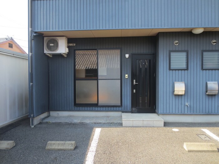 物件外観写真6　(エントランス部分)