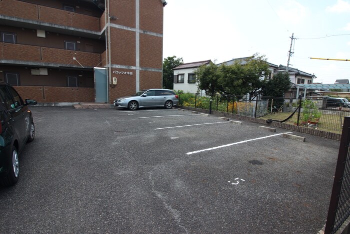 物件外観写真5　(駐車場)