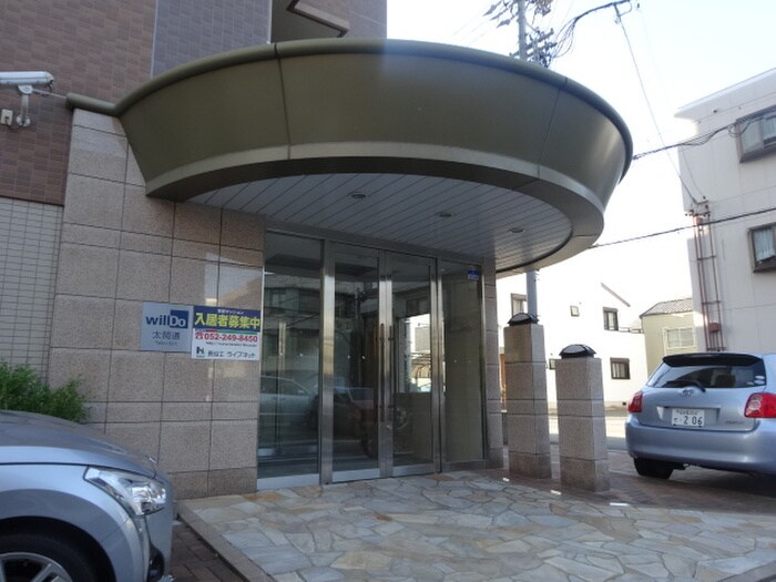 物件外観写真2　(エントランス部分)