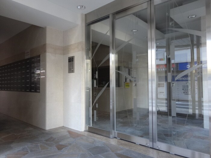 物件外観写真3　(エントランス部分)