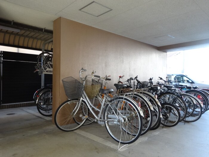 物件外観写真5　(駐輪場)