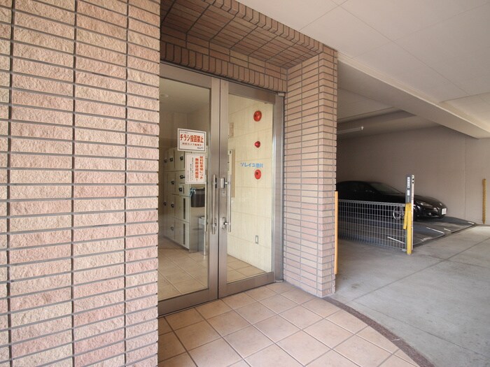 物件外観写真2　(エントランス部分)