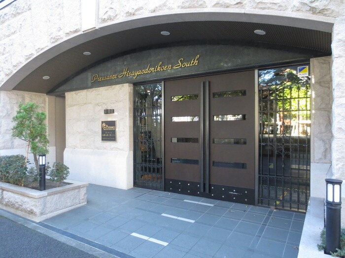 物件外観写真2　(エントランス部分)