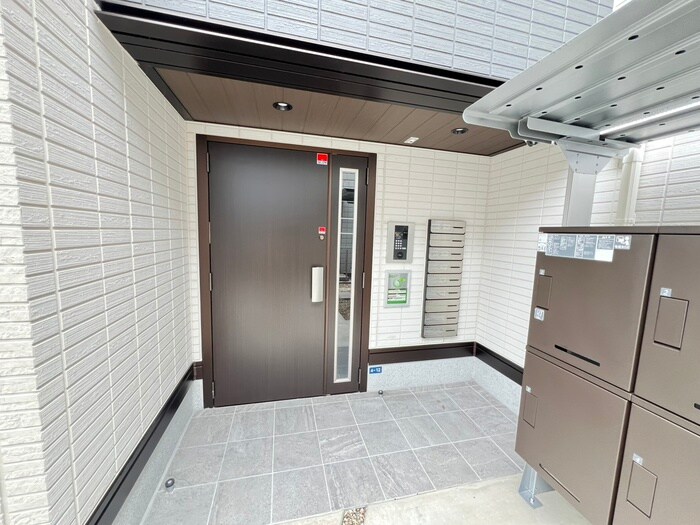 物件外観写真2　(エントランス部分)