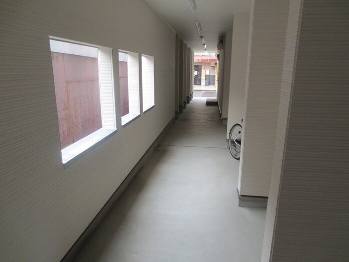 物件外観写真6　(エントランス部分)