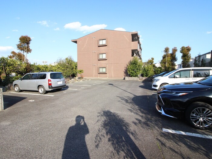 物件外観写真2　(駐車場)