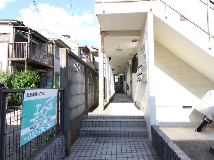 物件外観写真2　(エントランス部分)