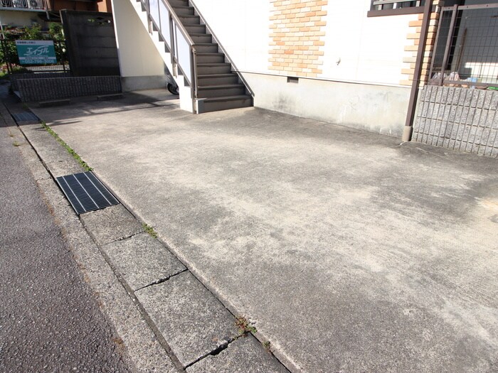 物件外観写真6　(駐車場)