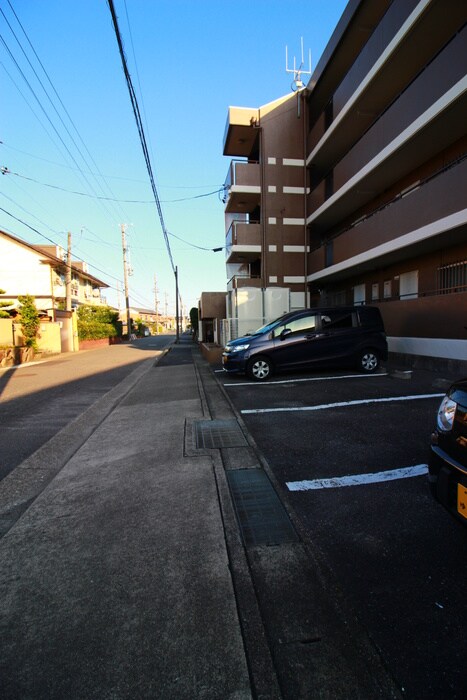 物件外観写真5　(駐車場)