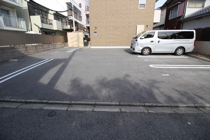物件外観写真2　(駐車場)