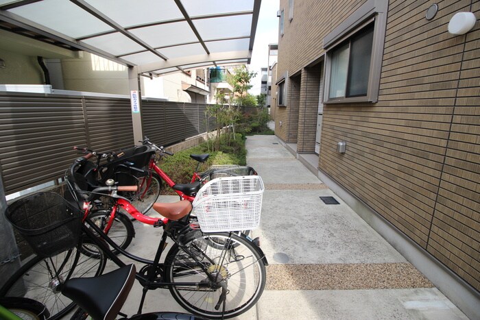 物件外観写真3　(エントランス部分)