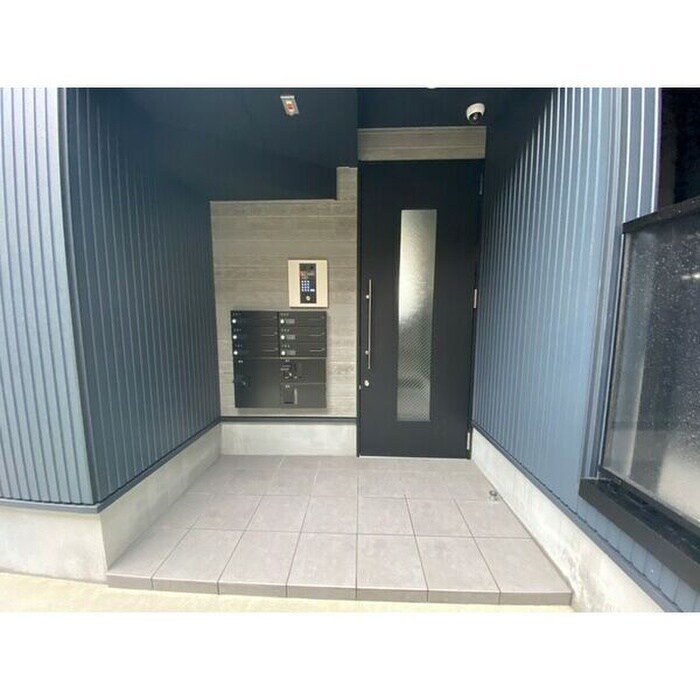 物件外観写真3　(エントランス部分)