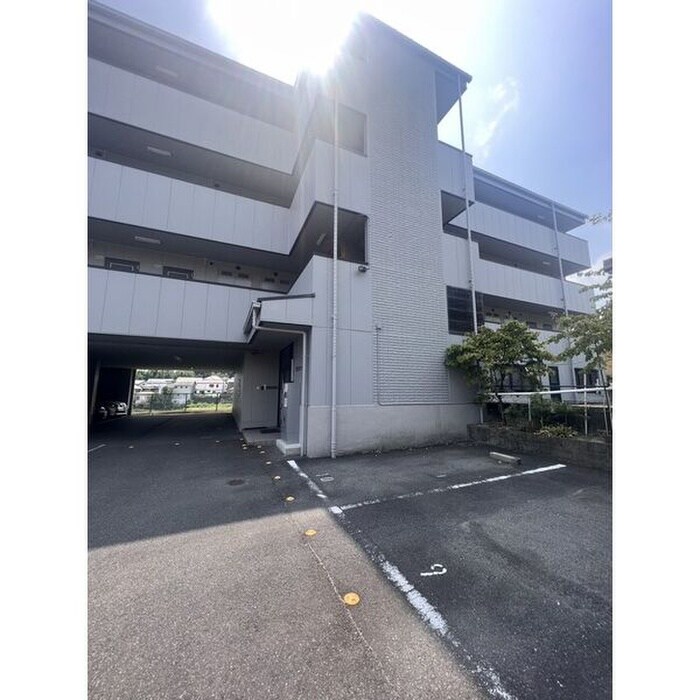 物件外観写真5　(駐車場)