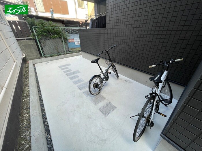物件外観写真2　(駐輪場)