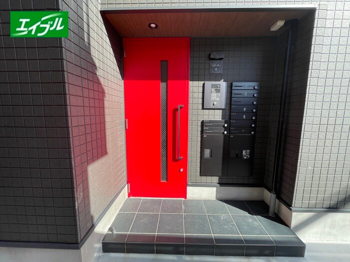 物件外観写真3　(エントランス部分)