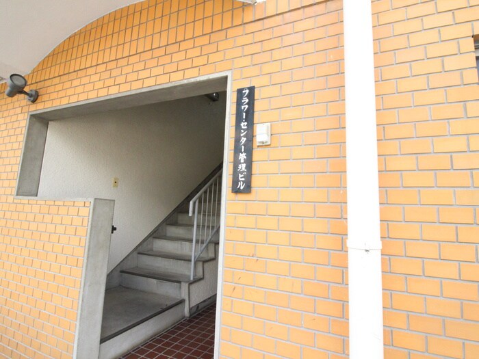 物件外観写真4　(エントランス部分)