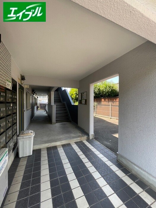 物件外観写真2　(エントランス部分)