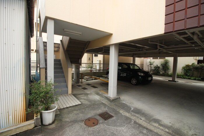 物件外観写真5　(エントランス部分)