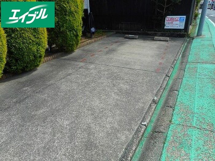 物件外観写真3　(駐車場)